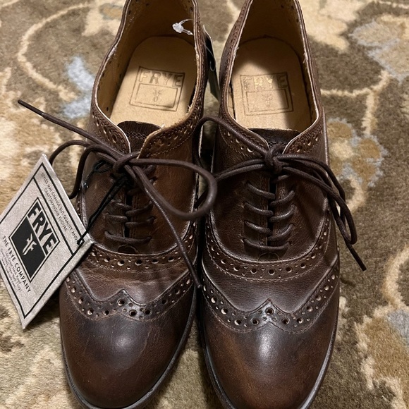 FRYE Maggie Leather Wingtip Perforated Oxfords Shoes womens Size 7.5 - Picture 1 of 5